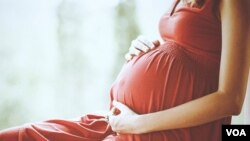 ډاکټران وايي په ډېر عمر کې د ښځو لپاره د ماشوم زېږول معمول نه وي