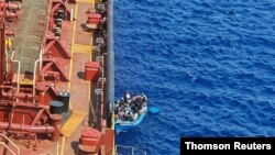 Para migran duduk di kapal tanker Maersk Etienne di lepat pantai malta. 