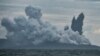 Gunung Berapi Anak Krakatau mengepulkan abu panas dalam letusan seperti terlihat dari Kapal Patroli TNI AL, KRI Torani 860, di Selat Sunda, Banten, Indonesia, 28 Desember 2018 (foto: Antara Foto/Muhammad Adimaja via Reuters)