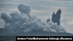 Gunung Berapi Anak Krakatau mengepulkan abu panas dalam letusan seperti terlihat dari Kapal Patroli TNI AL, KRI Torani 860, di Selat Sunda, Banten, Indonesia, 28 Desember 2018 (foto: Antara Foto/Muhammad Adimaja via Reuters)