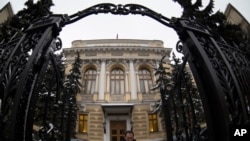 Країни G7 шукають шляху передачі близько 300 мільярдів доларів з активів Центрального банку Росії (на фото) для допомоги Україні у її протистоянні російській агресії та як компенсацію за збитки. (AP Photo/Олександр Земляніченко)