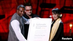 Aung San Suu Kyi, lors de la reception du prix d'Amnesty International à Dublin, en Irlande, le 18 juin 2012. © Reuters