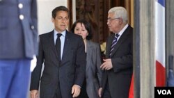 Presiden Perancis Nicolas Sarkozy (kiri) saat menerima Presiden Mahmoud Abbas di Paris (21/4). Perancis akan mengakui kemerdekaan Palestina, bila perundingan damai macet sampai September tahun ini.
