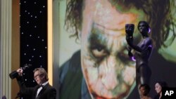 Gary Oldman acepta un premio de papel secundario en nombre de Heath Ledger por su actuación en 'El caballero de la noche' en la 15a Entrega Anual de los Screen Actors Guild Awards el domingo 25 de enero de 2009.