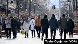 Во извештајот на Фридом хаус, Северна Македонија е на истата позиција како лани со 67 поени (од вкупно 100) и се наоѓа во групата на делумно слободни земји. Фото: Улица „Македонија“ во Скопје, 20 февруари 2025