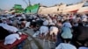 Para jemaah salat melakukan Idul Fitri di pelabuhan Sunda Kelapa, Jakarta, Rabu, 5 Juni 2019. (Foto: Dita Alangkara/AP)
