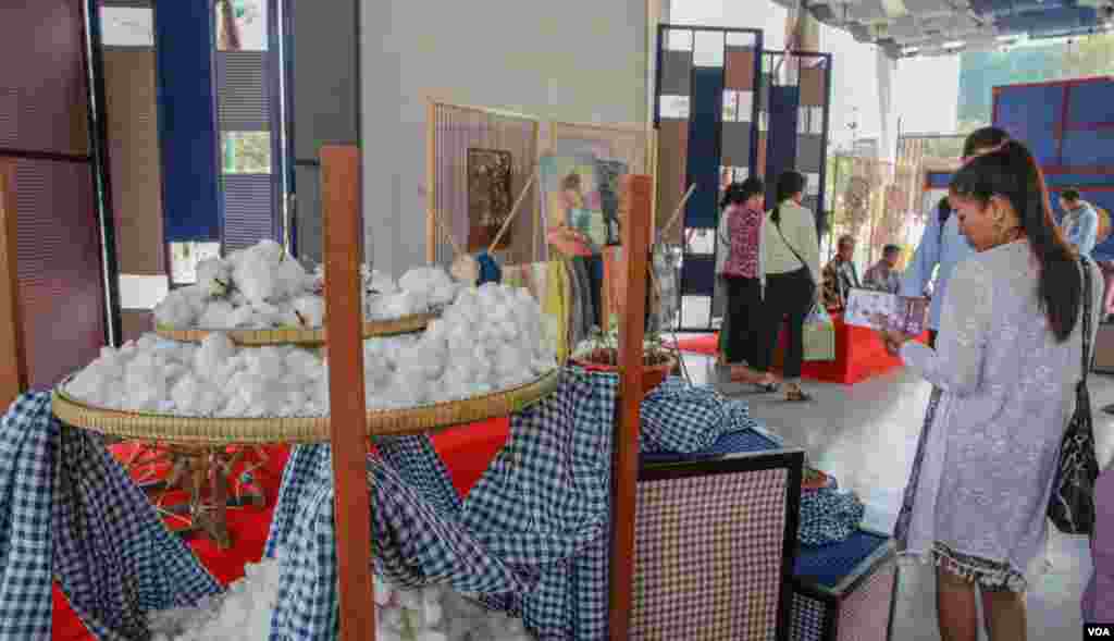 សំឡីកប្បាស​ជា​វត្ថុ​ធាតុ​ដើម​សម្រាប់​ត្បាញ​ក្រមា​ ត្រូវ​បាន​ដាក់​បង្ហាញ​ក្នុងកម្មវិធី​ត្បាញ​ក្រមា​ខ្មែរ​​​វែងជាង​គេ​ឲ្យ​បាន​ប្រវែង​​ ​១០០០​ ម៉ែត្រ​ ដើម្បី​ចុះ​ក្នុង​កំណត់ត្រា​​ឯតទគ្គ​កម្ម​ពិភពលោក​ សម្រាប់កម្ពុជា​ក្នុង​ឆ្នាំ​២០១៨​, នៅរាជធានី​ភ្នំពេញ​, នៅថ្ងៃទី​ ១៤ ខែ​កុម្ភៈ​ ឆ្នាំ​២០១៨។ (ខាន់ សុគុំមនោ​/ VOA)