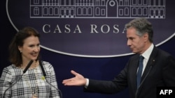 El Secretario de Estado de Estados Unidos, Antony Blinken (a la derecha), junto a la Ministra de Relaciones Exteriores de Argentina, Diana Mondino, durante una conferencia de prensa conjunta en el Palacio Presidencial de la Casa Rosada en Buenos Aires el 23 de febrero de 2024.