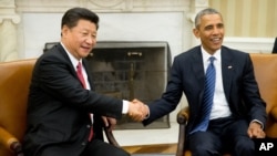 President Barack Obama shakes hands with Chinese President Xi Jinping during their meeting in the Oval Office of the White House in Washington, Sept. 25, 2015. 