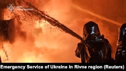 Vatrogasci gase požar posle ruskog napada u regionu Rivne, u Ukrajini (Foto: Press service of the State Emergency Service of Ukraine in Rivne region/Handout via REUTERS)