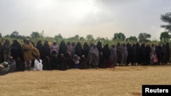 Le groupe des 82 filles de Chibok attendent d'être libérées en échange de commandants de Boko Haram, près de Kumshe, Nigeria, le 6 mai 2017.