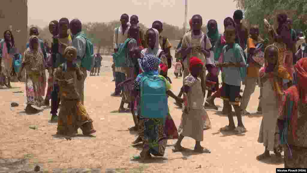 Des enfants à la sortie de l'école à Bosso dans la région de Diffa, Niger, le 19 avril 2017 (VOA/Nicolas Pinault)