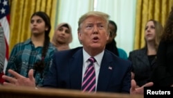 特朗普总统2020年1月16日在白宫椭圆形办公室就在公立学校进行祈祷的问题发表讲话。（美联社）