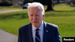 Бајден, зборувајќи за новинарите додека заминуваше на патување во Калифорнија, не даде детали, но рече дека ќе даде повеќе информации за пакетот в петок