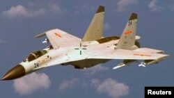 Chiến đấu cơ J-11 của Trung Quốc bay ngang bầu trời đảo Hải Nam. Hình ảnh vệ tinh ImageSat ngày 7/4/2016 cho thấy các máy bay chiến đấu Shenyang J-11 của Trung Quốc hiện diện trên đảo Phú Lâm.