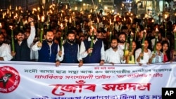 Para anggota Serikat Mahasiswa Assam (AASU) melakukan prosesi obor untuk memprotes UU Amandemen Kewarganegaraan (CAA) dalam aski protes di kota Guwahati, India, Selasa, 12 Maret 2024.