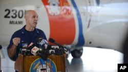 Kapten Pasukan Penjaga Pantai AS Mark Fedor memberikan keterangan dalam konferensi pers mengenai kapal kargo El Faro, di Miami, Florida (5/10). 