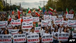 معترضان در تظاهرات اولین سالگرد قتل مهسا امینی در پاریس پلاکارت‌هایی که روی آنها به فارسی و فرانسوی «من مهسا هستم» نوشته شده است، حمل می‌کنند - ۱۶ سپتامبر ۲۰۲۳ (۲۵ شهریور ۱۴۰۲)