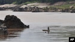 ຊາວປະມົງຄົນນຶ່ງ ກຳລັງຫາປາ ຢູ່ໃກ້ໆບ່ອນນຶ່ງ ທີ່ຖືກສະເໜີ ສ້າງເຂື່ອນໄຊຍະບູລີ ໃນພາກເໜືອຂອງລາວ. 