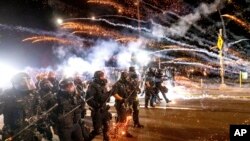 ប៉ូលិស​ប្រើប្រាស់​ឧបករណ៍​បំបែក​ហ្វូង​បាតុករ ក្នុង​អំឡុងពេល​នៃ​ការ​តវ៉ា​មួយ​ក្នុង​ក្រុង Portland រដ្ឋ Oregon សហរដ្ឋអាមេរិក កាល​ពី​ថ្ងៃ​សៅរ៍ ទី ៥ ខែកញ្ញា ឆ្នាំ២០២០។ 