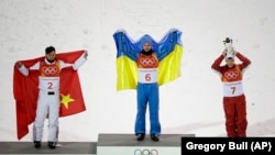 Українець Олександр Абраменко, представник Китаю Цзя Цзуньян та Ілля Буров з команди олімпійських атлетів із Росії 