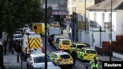Mobil polisi berjajar di jalan dekat stasiun kereta bawah tanah Parsons Green di London, Inggris, 15 September 2017.