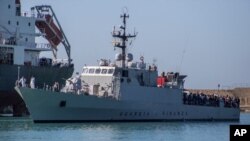 Inmigrantes a bordo de dos fragatas italianas el pasado 27 de julio, luego de ser transferidos de la isla de Lampedusa, adonde llegaron en pequeñas embarcaciones.