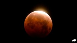 ယခင်မှတ်တမ်းရုပ်ပုံ | အမေရိကန်ပြည်ထောင်စု ဆန်တာမော်နီကာကမ်းခြေက မြင်တွေ့ရတဲ့ လအပြည့်ကြတ်တဲ့ မြင်ကွင်း (မေ ၂၆၊ ၂၀၂၁)