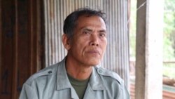 លោក ចិន​ ចយ អាយុ៦៥ឆ្នាំ ជា​ក្រុមប្រឹក្សា​ឃុំ​ចំប៉ី ក្នុង​ស្រុក​បាទី ខេត្ត​តាកែវ មក​ពី​គណបក្ស​សង្រ្គោះជាតិ ដែល​បាន​ចុះ​ចូល​ជាមួយ​គណបក្ស​ប្រជាជនកម្ពុជា ចំ​ពេល​បក្ស​ប្រឆាំង​ប្រឈម​នឹង​ការ​រំលាយ។ (ស៊ុន ណារិន/VOA)