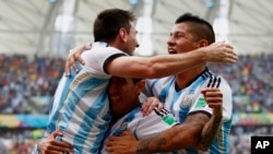 Bintang Argentina, Lionel Messi (kiri) merayakan gol ke gawang Nigeria, Rabu (15/6). Messi mencetak 2 gol pertama Argentina yang keluar sebagai juara Grup F.