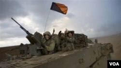 Para tentara Israel saat kembali dari penyerbuan mereka ke Jalur Gaza (foto dokumentasi Januari 2009).