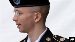 Prajurit Kelas Satu Angkatan Darat AS Bradley Manning di luar gedung pengadilian militer di Fort Meade, Maryland, Juli 2013. (Foto: Dok)