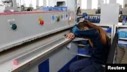 រូបឯកសារ៖ កម្មករ​ម្នាក់​សម្រាក​ក្រោយ​បញ្ចប់​ម៉ោង​ធ្វើការ នៅ​រោងចក្រ​ស្បែកជើង Complete Honour Footwear Industrial របស់​ក្រុមហ៊ុន​តៃវ៉ាន់ ខេត្ត​កំពង់ស្ពឺ ថ្ងៃទី ៤ ខែកក្កដា ឆ្នាំ២០១៨។ 