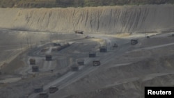 Truk-truk pembawa hasil tambang emas dan tembaga milik Newmont Mining Corp di Sumbawa. (Foto: Dok)