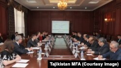 Seorang perempuan Muslim Bosnia menangis saat mengikuti demonstrasi ribuan Muslim untuk memrotes pembunuhan di Aleppo, Suriah, dalam aksi di Sarajevo, Bosnia.