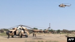 Serangan helikopter Mi-8 di Fotokol, Kamerun, sebuah operasi dekat Gamboru, Nigeria, untuk melawan Boko Haram (1/2). (AFP/Stephane Yas)