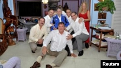 Cuba's former President Fidel Castro (C, in blue jacket) and his wife Dalia Soto Del Valle (R) with the so-called "Cuban Five" Ramon Labanino (C, front), Fernando Gonzalez (L), Gerardo Hernandez (2nd L), Antonio Guerrer (3rd R) and Rene Gonzalez (2nd R) in this picture provided by Cubadebate, Feb. 28, 2015.