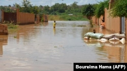 Une rue inondée du quartier Kirkissoye à Niamey, dont plusieurs quartiers sont dévastés par les inondations provoquées par l'exceptionnelle marée haute du fleuve Niger, le 3 septembre 2019. - . (Photo par BOUREIMA HAMA / AFP)