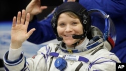 L'astronaute américaine Anne McClain, avant le lancement du vaisseau spatial Soyouz MS-11 dans le cosmodrome loué par la Russie, Baikonur, Kazakhstan, 3 décembre 2018.