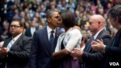 El presidente y la primera dama en la ceremonia de recordación de la víctimas de Tucson.