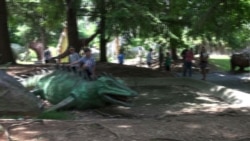 ดินแดนไดโนเสาร์ข้างทางดึงดูดนักท่องเที่ยวอเมริกันตัวน้อย