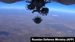 Sebuah pesawat militer Rusia tengah menjatuhkan bom di lokasi ISIS di Suriah (Video grab dari video yang dirilis oleh Kementerian Pertahanan Rusia (5/10)). AFP PHOTO / HO / RUSSIAN DEFENCE MINISTRY 