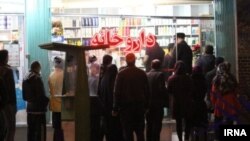 صف متقاضیان دارو مقابل یک داروخانه در ایران