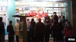 آرشیو - صف متقاضیان دارو مقابل یک داروخانه در ایران