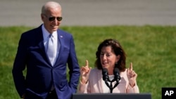 2022年8月9日，美国总统拜登在白宫南草坪听取美国商务部部长吉娜·雷蒙多有关振兴美国科技创新与就业的讲话。
