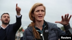 USAID Administratoru Samanta Pauer Qarabağdan gəlmiş köçkünlər üçün ayrılmış mərkəzdə media qarşısında danışır. Kornidzor, Ermənistan. 26 sentyabr, 2023. REUTERS/Irakli Gedenidze