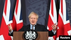 Le Premier ministre britannique Boris Johnson tient une conférence de presse à Downing Street sur le résultat des négociations sur le Brexit, à Londres, le 24 décembre 2020 (Paul Grover / Pool via Reuters)