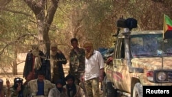 Des combattants touareg dans le désert malien 