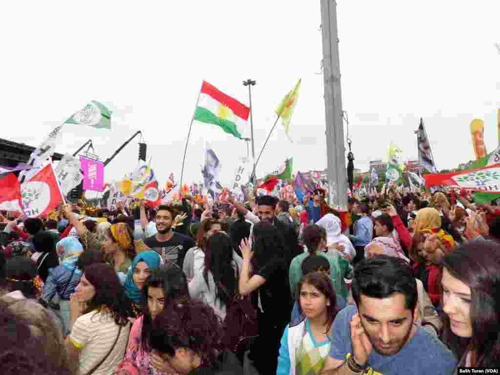 HDP rally in Istanbul, June 8, 2015 (Salih Turan/VOA Kurdish)