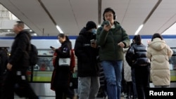 北京早高峰期间上班族乘坐地铁上班。（2024年1月16日）